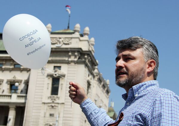 Участник акции в поддержку Андрея Стенина на центральной площади Белграда
