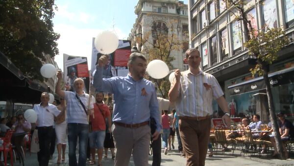 Десятки человек прошли с плакатами и шариками в поддержку Стенина по Белграду