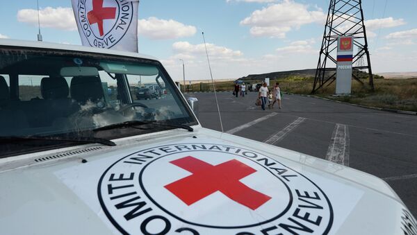 Автомобиль Красного Креста, который должен был сопровождать колонну автомобилей КамАЗ с гуманитарной помощью