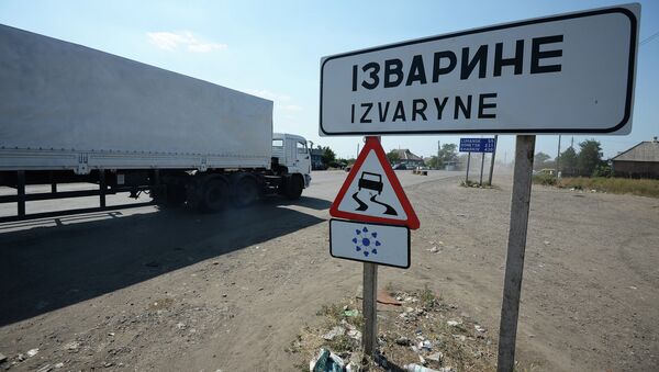 Колонна с гуманитарной помощью РФ выезжает из украинского КПП Изварино. Архивное фото