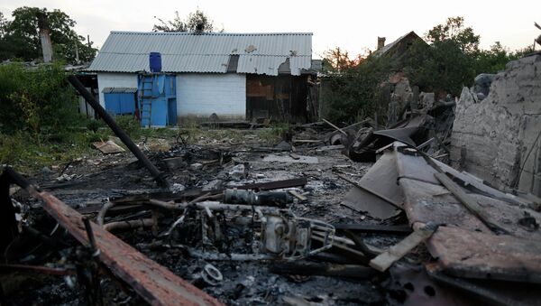 Разрушенный частный дом после обстрела в Донецке
