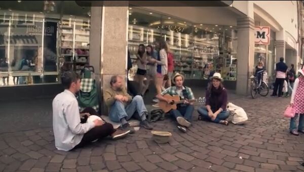 Уличный концерт для бездомного в Германии