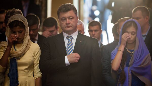 Президент Украины Петр Порошенко с супругой Мариной (слева) во время молитвы за Украину в Софийском соборе в Киеве. Архивное фото.