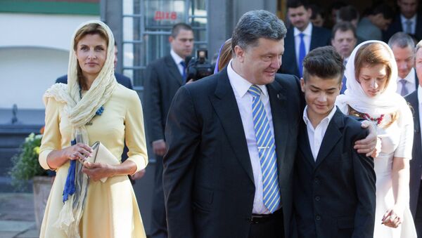 Президент Украины Петр Порошенко с супругой Мариной после окончания молитвы за Украину в Софийском соборе в Киеве