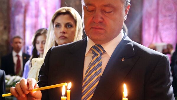 Президент Украины Петр Порошенко с супругой Мариной во время молитвы за Украину