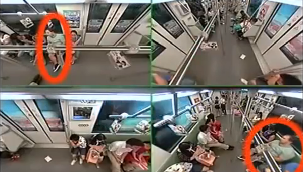 Пассажиры в Шанхае бросились врассыпную от упавшего в обморок мужчины