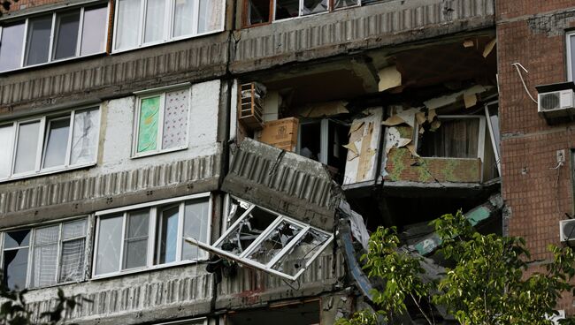 Разрушенный дом после обстрела в городе Донецке. Архивное фото