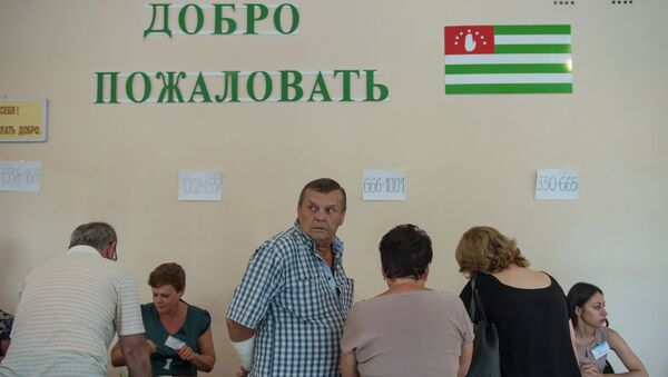 Голосование на выборах главы Абхазии на избирательном участке в городе Сухум