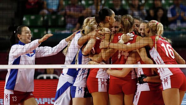 Женская сборная России по волейболу празднует победу над командой Китая