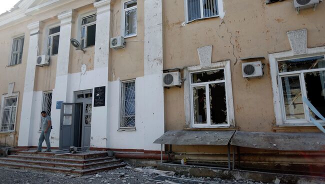 Здание больницы, пострадавшее в результате обстрела в Донецке.