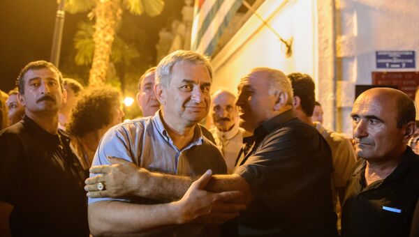 Кандидат в президенты от оппозиции Рауль Хаджимба (слева) общается со сторонниками