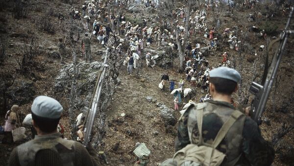 Сотни беженцев под охраной турецких войск недалеко от турецкой границы, 1991 год