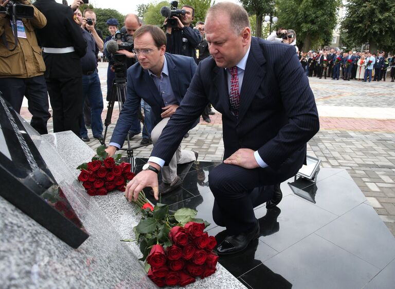 Министр культуры России Владимир Мединский возлагает цветы к памятнику Штыковая атака в Гусеве