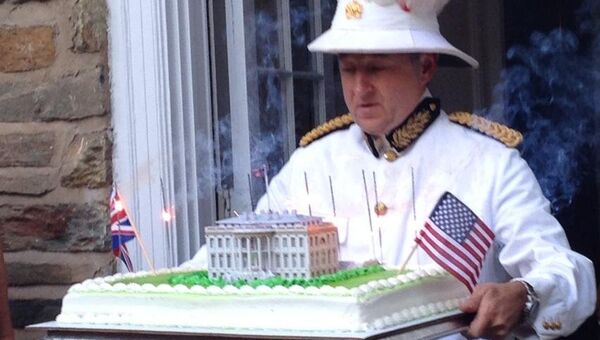 Праздничный торт в форме Белого дома с американскими и британскими флагами