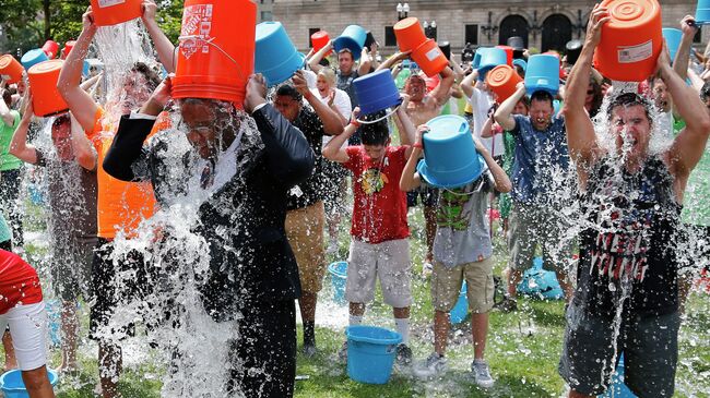 Участники акции Ice Bucket Challenge