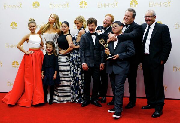Съемочная группа сериала Американская семейка на церемонии вручения премии Эмми 2014