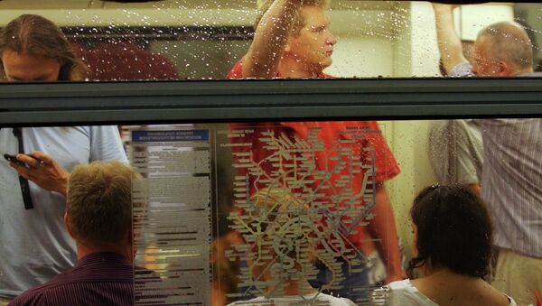 Пассажиры в вагоне метро, архивное фото