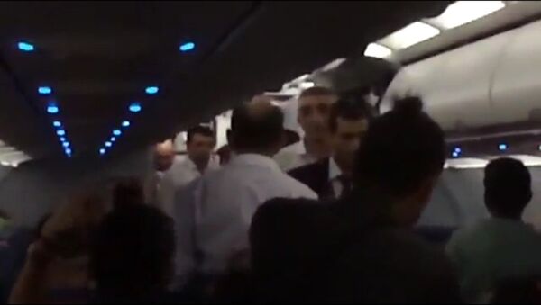 Съемка очевидца на борту самолета, где пассажир устроил дебош