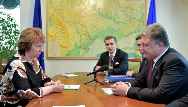 Кэтрин Эштон и Петр Порошенко на переговорах в Минске