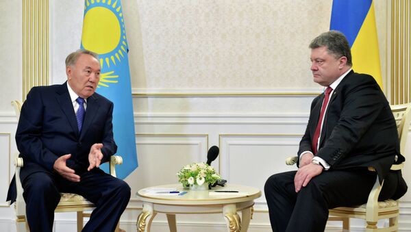 Президент Казахстана Нурсултан Назарбаев и президент Украины Петр Порошенко. Архивное фото