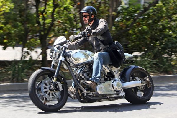 Каину Ривз едет на своем мотоцикле по Беверли Хиллс