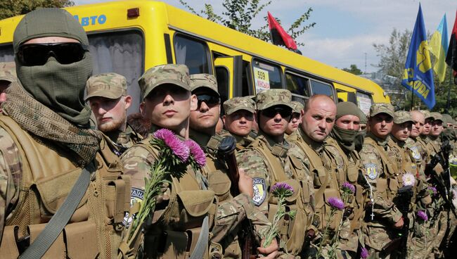 Волонтеры присягают на верность Украине перед отправкой для участия в боевых действиях.  Архивное фото.