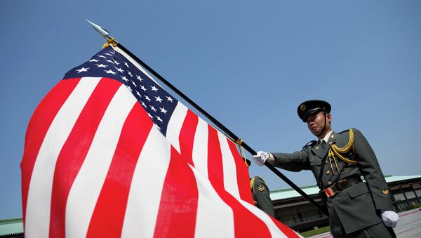 Японский солдат держит флаг США. Архивное фото