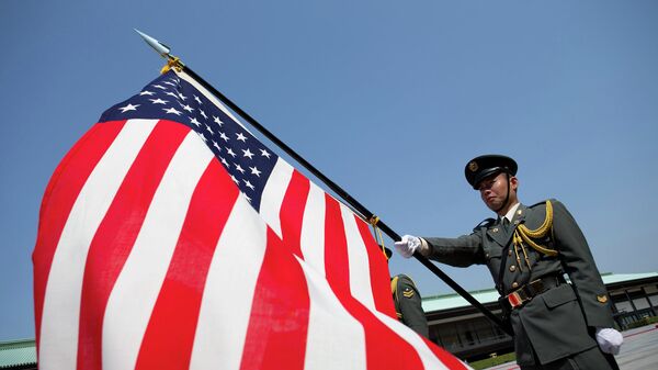 Японский солдат держит флаг США