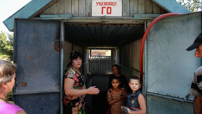 Местные жители у входа в бомбоубежище в Петровском районе Донецка. Архивное фото