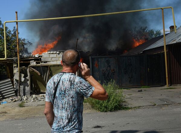 Мужчина у горящего дома в Петровском районе Донецка