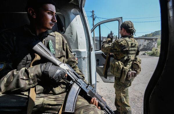 Ополченцы ДНР в Петровском районе Донецка