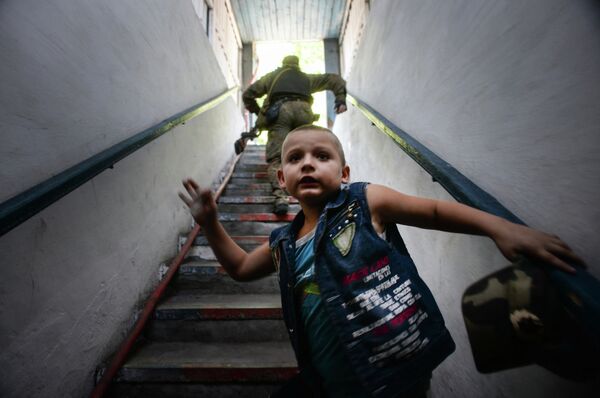 Мальчик на лестнице, ведущей в бомбоубежище в Донецке