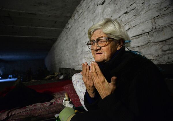 Пожилая женщина в бомбоубежище в Донецке во время обстрела