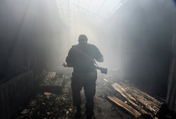 Ополченец ДНР на рынке в Донецке после обстрела