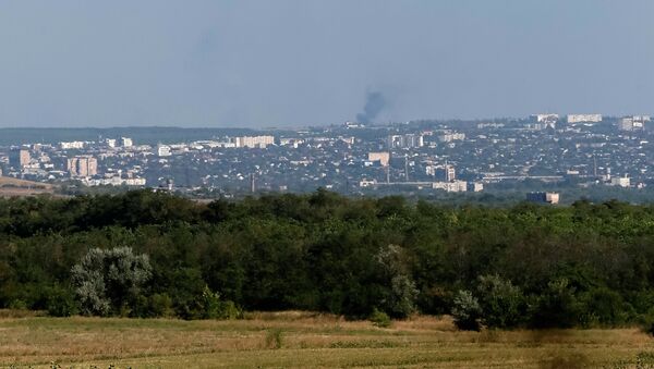 Дым виден над Луганском 26 августа 2014