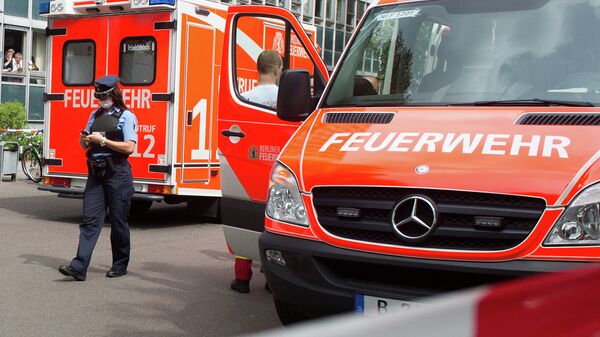 Работники скорой помощи в ожидании госпитализации больного предположительно вирусом Эбола, Германия