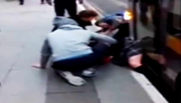 Видео в YouTube: пассажиры спасают девочку из-под трамвая
