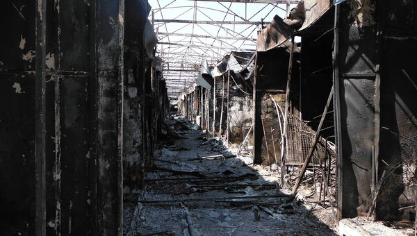 Луганск. Выгоревшие торговые ряды. Архивное фото