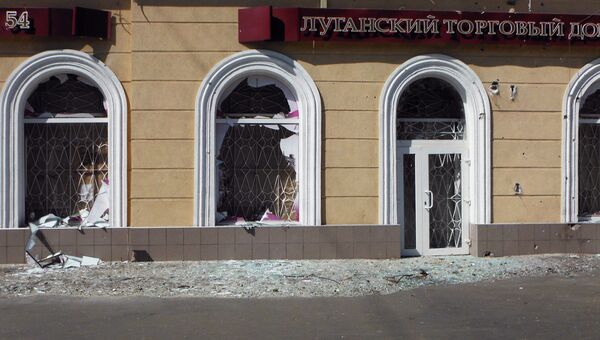 Разбитые окна в зданиях на улицах Луганска