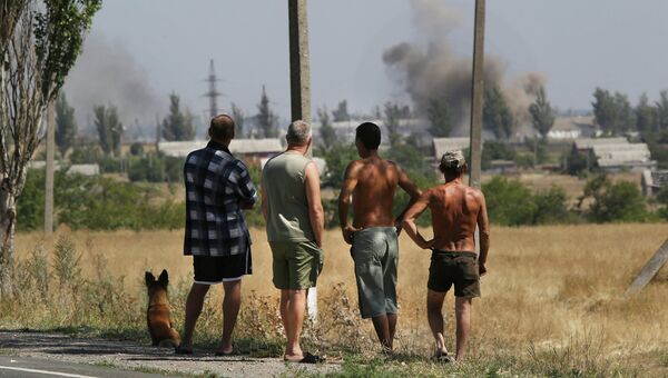 Местные жители во время обстрела в городе Новоазовске Донецкой области.Архивное фото