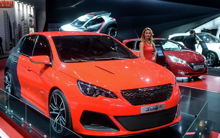 Автомобиль Peugeot 308R на Московском международном автомобильном салоне