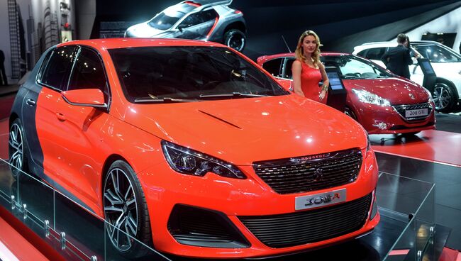 Автомобиль Peugeot 308R на Московском международном автомобильном салоне. Архивное фото