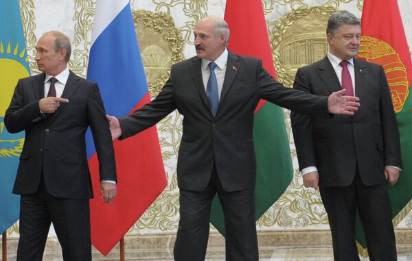 Президент России Владимир Путин, президент Белоруссии Александр Лукашенко, президент Украины Петр Порошенко