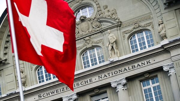 Флаг Швейцарии на фоне здания Национального Швейцарского банка, Берн
