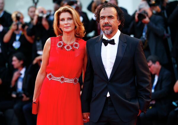 Кинорежиссер Алехандро Гонсалес Иньярриту с супругой на церемонии открытия 71-го Венецианского международного кинофестиваля