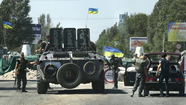 Украинские силовики на блокпосту в Мариуполе. 27 августа 2014