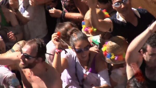 Тысячи людей забросали друг друга помидорами на фестивале в Испании