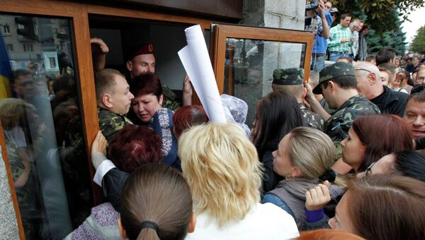 Родственники украинских солдат пытаются войти в здание министерства обороны в Киеве