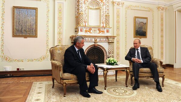 Новоизбранный президент Абхазии Рауль Хаджимба и Президент России Владимир Путин (справа)