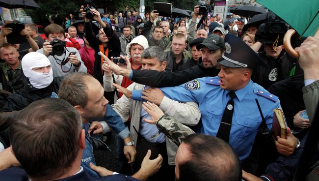 Родственники украинских солдат на митинге возле здания министерства обороны в Киеве